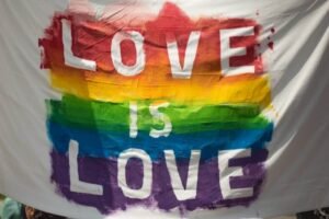 un drapeau avec ecrit love is love aux couleurs lgbt