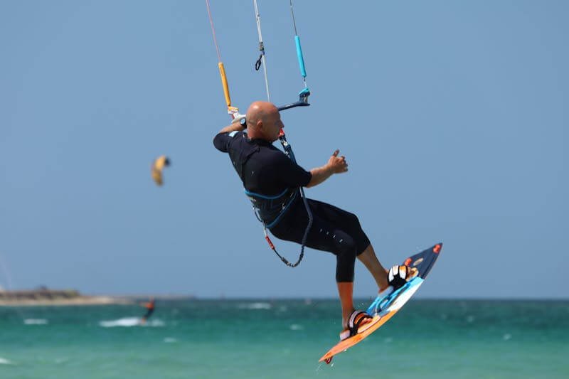 Un homme pratique le kite surf sur d'autres iles que sal et boa vista, les plus réputées.