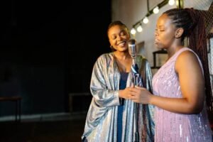 deux femmes chantent dans un bar karaoké de sal