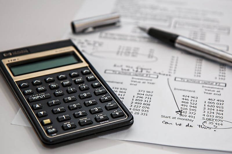 Une calculatrice pour illustrer le budget pour Sal concernant un voyage