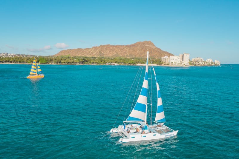 un catamaran navigue à sal avec un équipage.