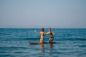 2 femmes sur un paddle, prenne un cours à Santa Maria