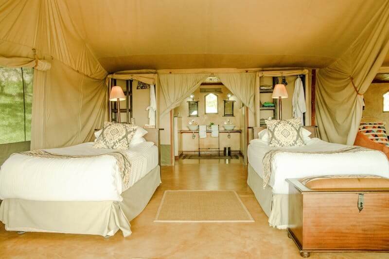 l'intérieur d'un tente de glamping avec des lits et salle de bain privé