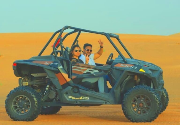 Un couple en buggy s'apprêtent à partir en excursion à Sal