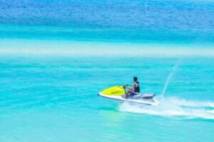 Un homme fais du jet-ski à sal au Cap-Vert.