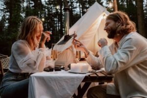 un couple qui trinque lors d'un glamping en amoureux