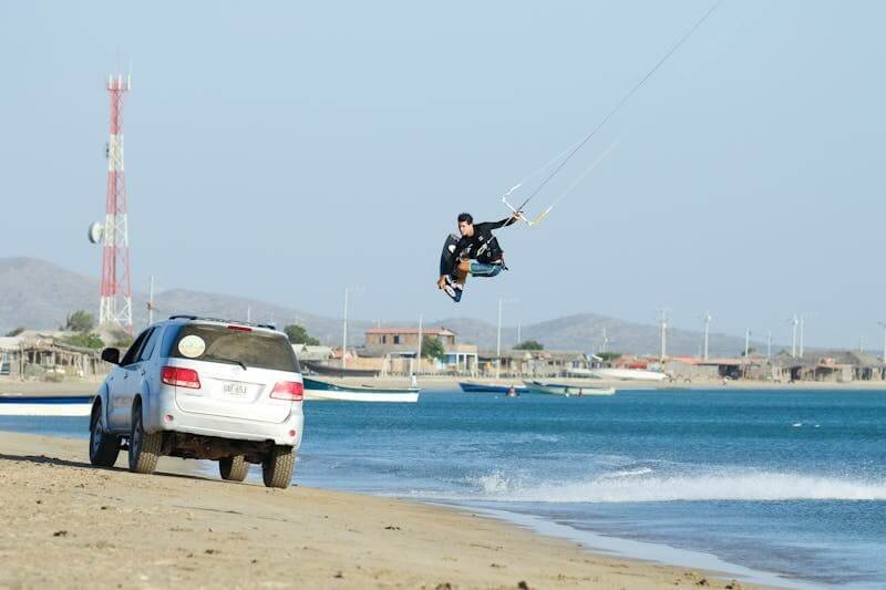 un homme vol en kitesurf à Sal
