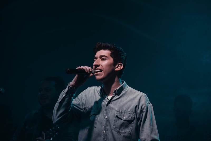 un chanteur chante sur une scène ouverte à sal