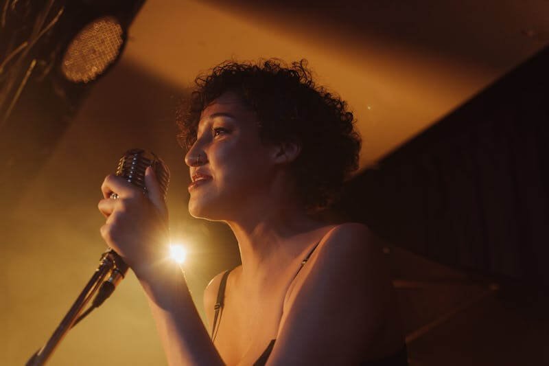 une femme chante lors d'une soirée karaoké