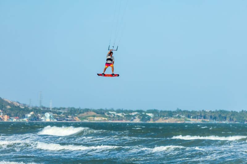 Un homme vol en kite surf, en toute liberté à boa vista