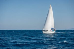 Un voilier navigue sur la mer à Sal