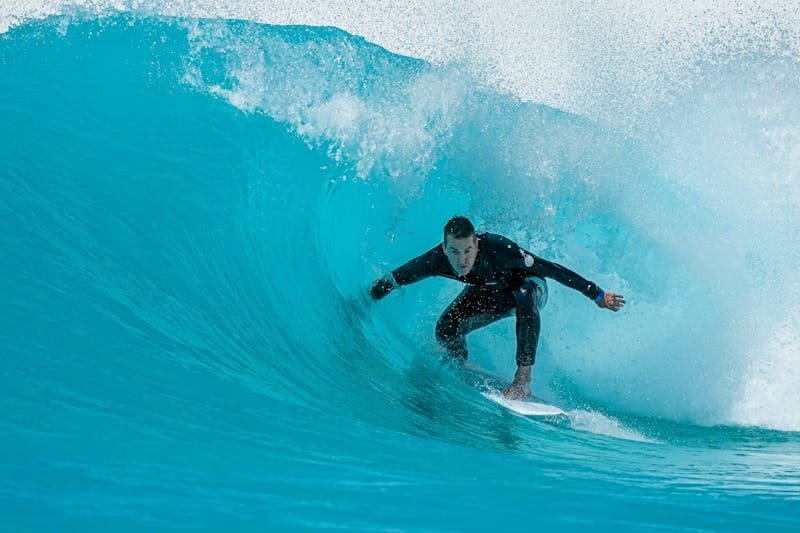 Un surfer surf une vague en pleine mer à Sal.