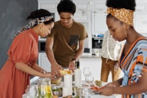 Une famille capverdienne est entrain de cuisiner un repas pour le déjeuner.