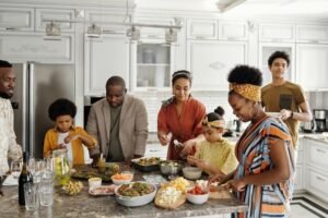 Une famille capverdienne prépare un buffet pour une rencontre dégustation.