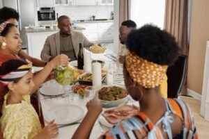 Une famille capverdienne en train de déguster de bons plats