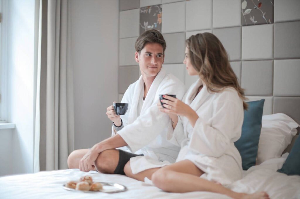 Un couple dans un hôtel luxueux à Sal, prend son petit-déjeuner au lit