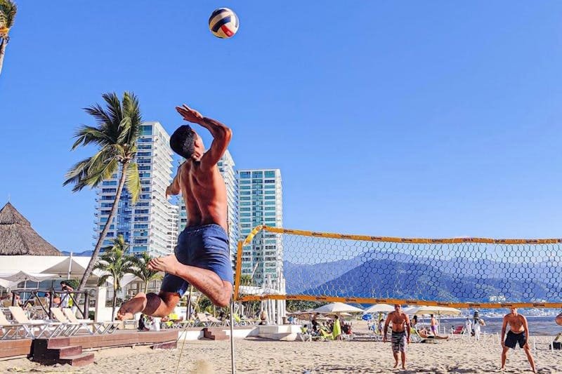 Des hommes jouent au beach volley sur la plage à Sal.
