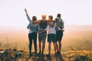 Un groupe de jeune en haut du Monte Léao, les bras levés, à Sal.