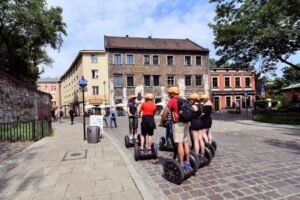 Un groupe se prépare pour une escapade en Segway à Sal.