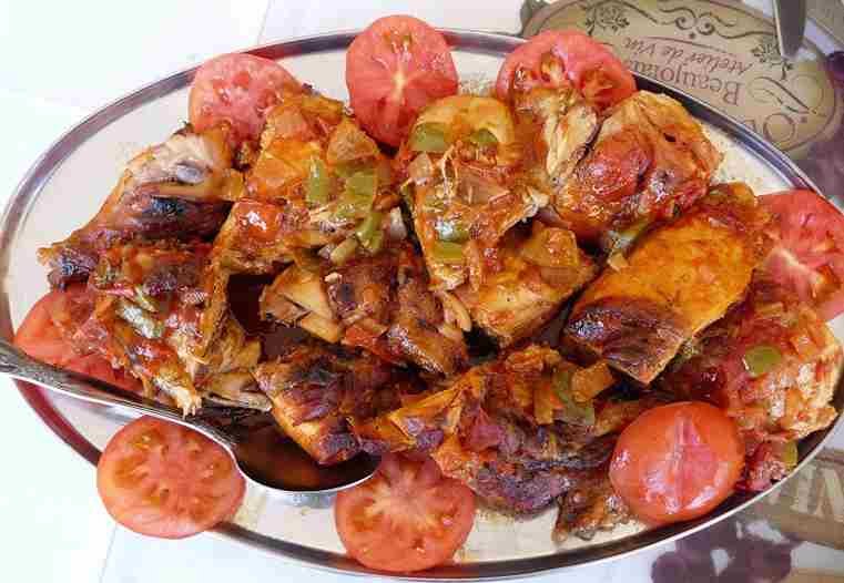 plat-capverdien-poulet Un plat capverdien présenté en assiette à basa de poulet et tometes.
