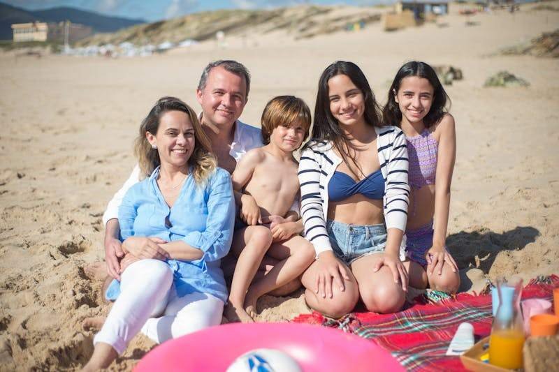 sal-en-famile Une famille sur le sable en vacances
